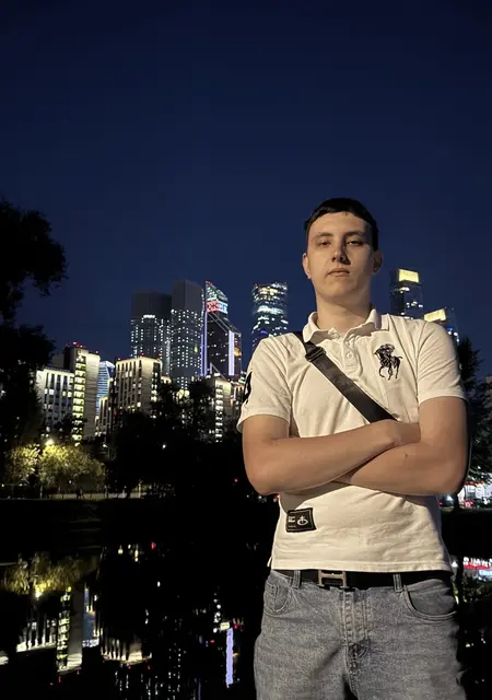 Я Егор, 19, из Хабаровска, ищу знакомства на одну ночь