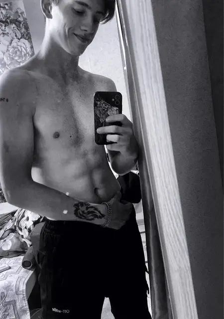 Я Денис, 22, знакомлюсь для вирта в Красногорске