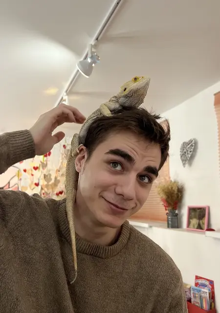 Николай из Нижневартовска, мне 23, познакомлюсь без обязательств