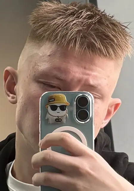 Я Артём, 18, знакомлюсь без обязательств в Перми