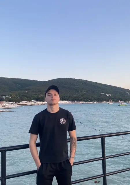 Я Максим, 19, из Ростова-на-Дону, ищу знакомства без обязательств