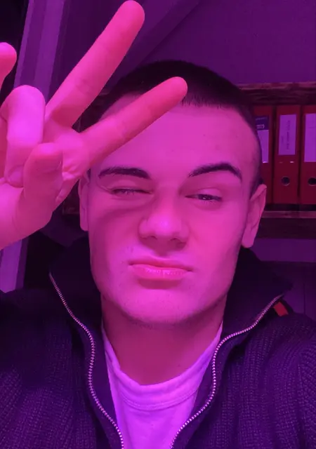 Я Vasekkk, 19, из Москвы, ищу знакомства без обязательств