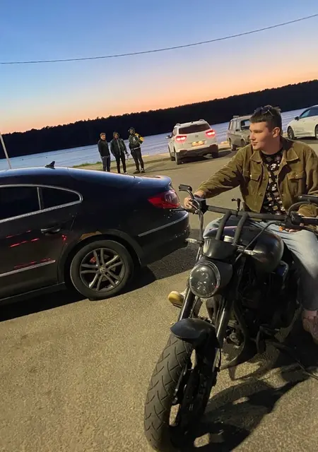 Я Михаил, 20, из Москвы, ищу знакомства без обязательств