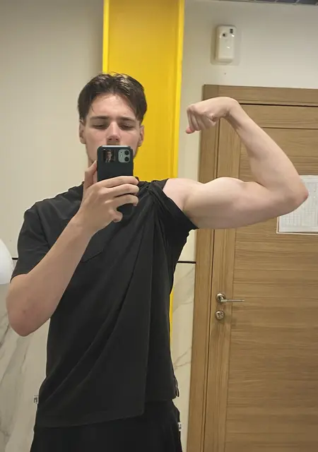 Антон из Омска, мне 18, познакомлюсь для постоянных отношений