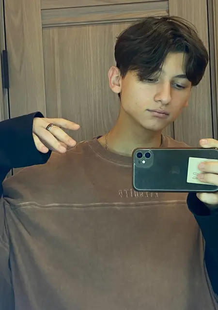 Я Игорь, 18, из Хабаровска, ищу знакомства на одну ночь