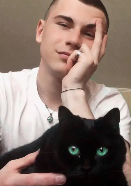 Я Алексей, 24, из Великих Лук, ищу знакомства без обязательств