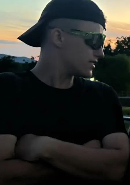 Я Михаил, 21, из Владивостока, ищу знакомство для постоянных отношений