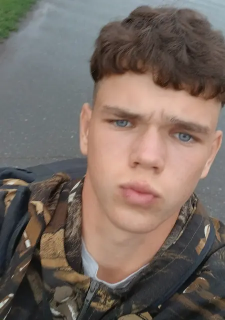 Тёма из Омска, мне 18, познакомлюсь на одну ночь