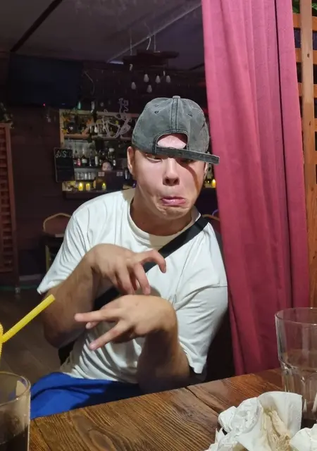 Я Кирилл, 19, из Королева, ищу знакомства без обязательств