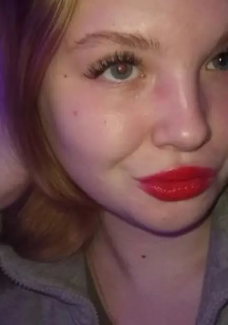 Я Виолетта, 18, из Воронежа, ищу знакомство для открытые отношения