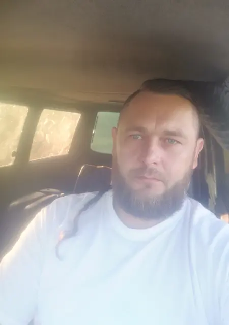 Я Михаил, 39, знакомлюсь без обязательств в Омске