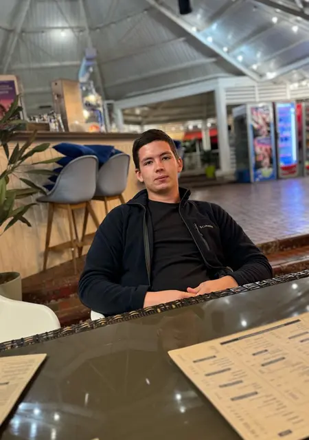 Я Кирилл, 19, из Ставрополя, ищу знакомства без обязательств
