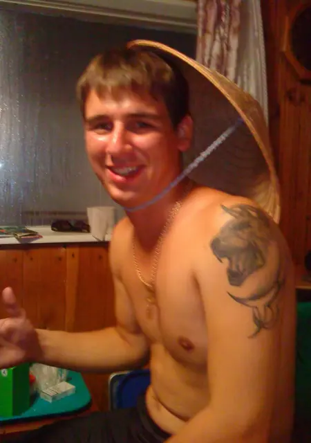 Я Tolik, 37, знакомлюсь для постоянных отношений в Нижневартовске