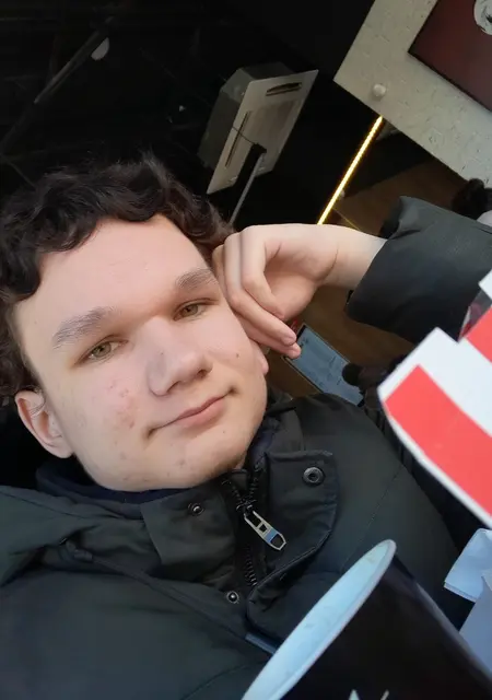 Я Влад, 19, из Волжского, ищу знакомства без обязательств