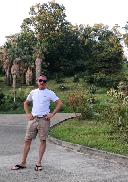 Я Саша, 42, из Саратова, ищу знакомства на одну ночь