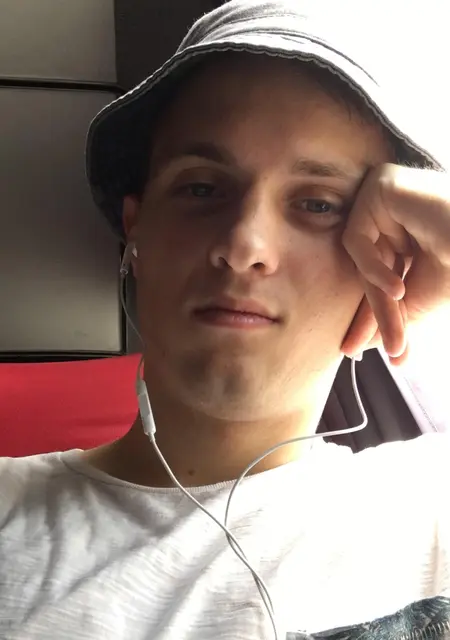 Я Valerka, 25, из Воронежа, ищу знакомство для приятного времяпровождения