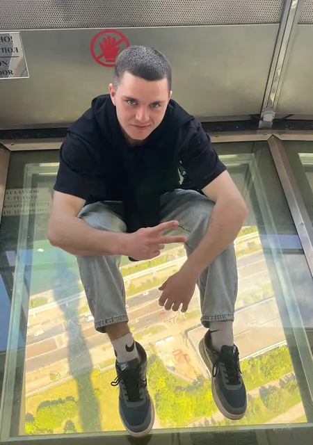 Я Артем, 20, из Калининграда, ищу знакомства без обязательств