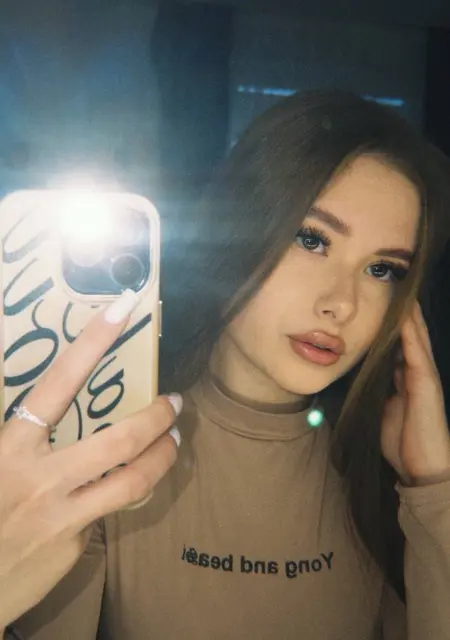 Я Камилла, 20, из Тарусы, ищу знакомство для приятного времяпровождения