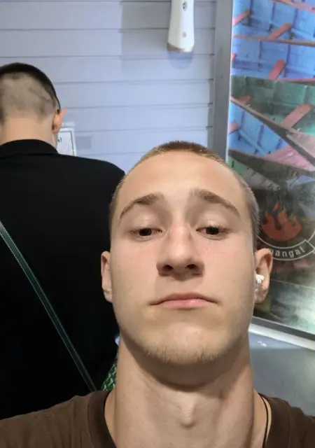 Я Даниил, 18, знакомлюсь для общения в Москве