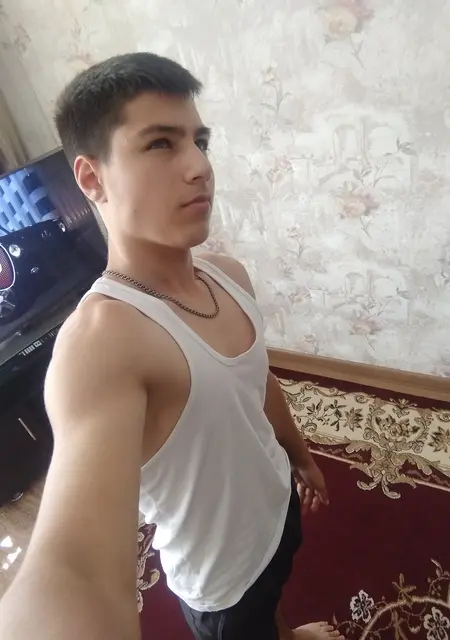 Рома из Дербента, мне 21, познакомлюсь на одну ночь