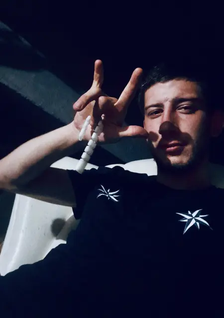 Я Артур, 23, из Санкт-Петербурга, ищу знакомство для общения