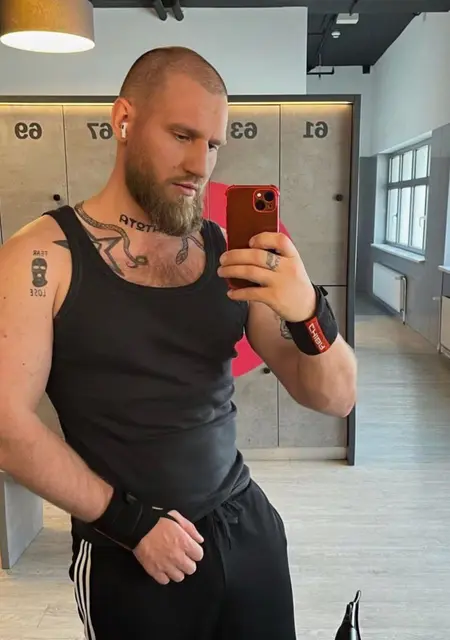 Я Евгений, 29, из Нижнего Тагила, ищу знакомство для вирта