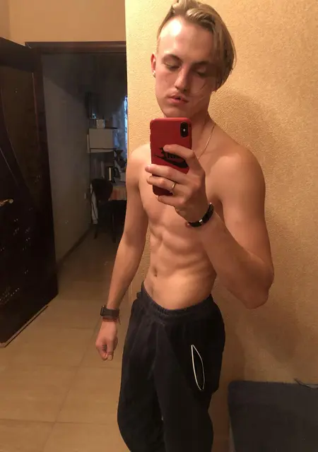 Я Ведьма, 21, из Рязани, ищу знакомства без обязательств