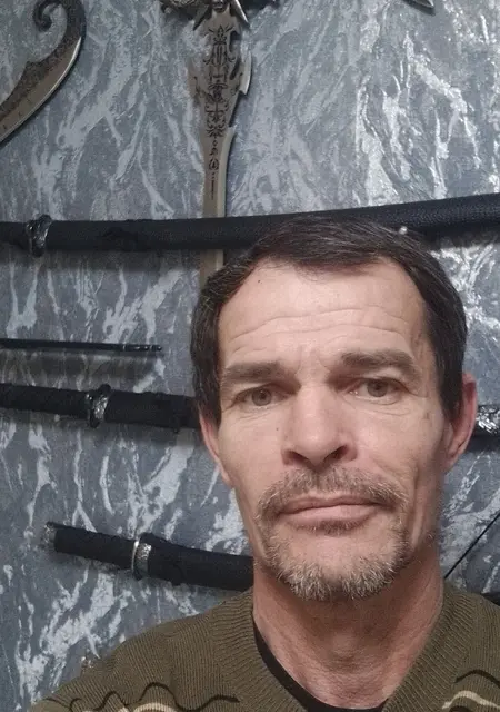 Я Максим, 46, из Екатеринбурга, ищу знакомства на одну ночь