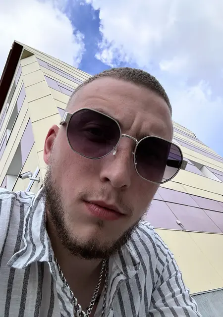 Я Дени, 25, из Надыма, ищу знакомства на одну ночь