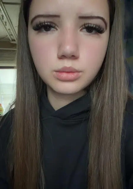 Я Эмилия, 18, из Петрозаводска, ищу знакомства без обязательств