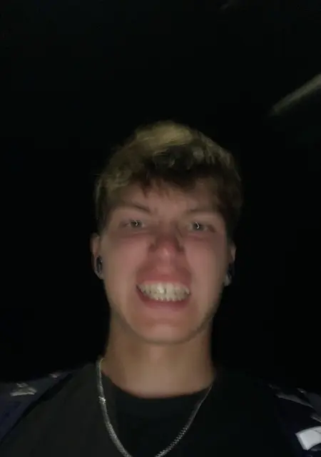 Я Жора, 19, из Омска, ищу знакомства без обязательств
