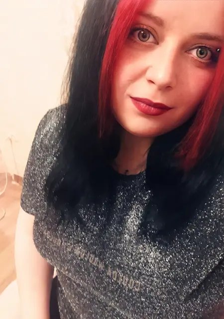 Виктория из Саратова, ищу на сайте постоянные отношения