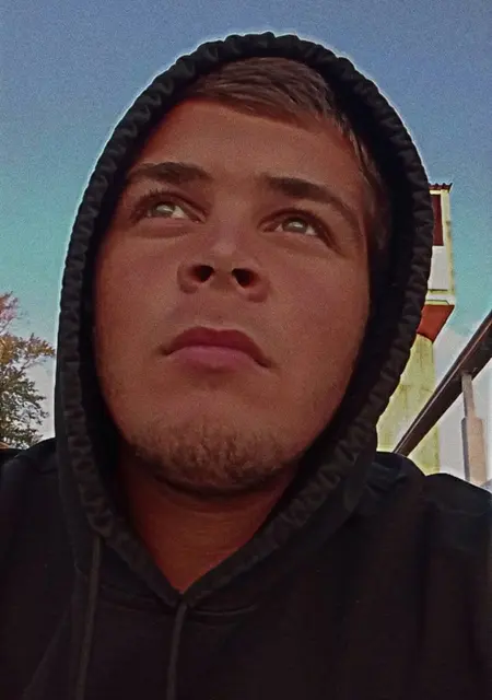 Я Антон, 21, из Омска, ищу знакомства без обязательств